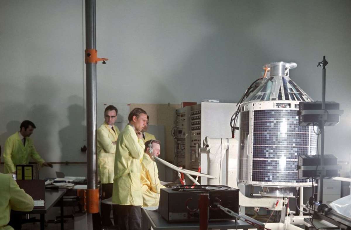 1969: Eine Flugeinheit beim Solarzellentest mit 600 Watt an dem ersten deutschen Forschungssatelliten Azur im Reinstraum des Forschungsinstitutes in Ottobrunn bei München.