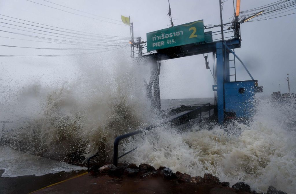 Starke Winde und Regenfälle haben den Süden Thailands heimgesucht. Wellen wurden bis zu sieben Metern hoch.