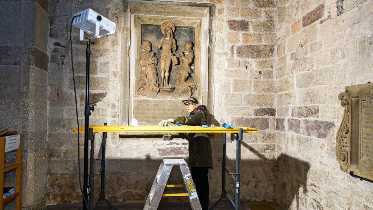  Ulrike Piper-Wölbert restauriert derzeit im Innern der Sindelfinger Martinskirche ein Relief von 1477. Auf der Steintafel sind neben Christus auch zwei adlige Persönlichkeiten mit Strahlkraft für die Region zu sehen. 