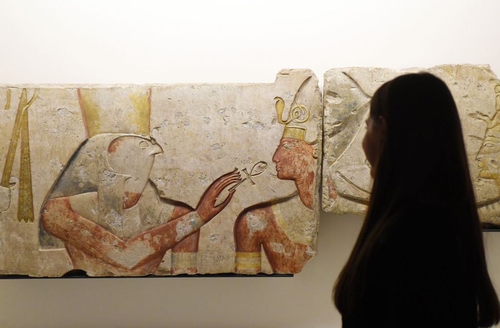 Ramses II. erhält das Leben von den Gottheiten Horus und Isis – Darstellung aus der Zeit um 1275 vor Christus.