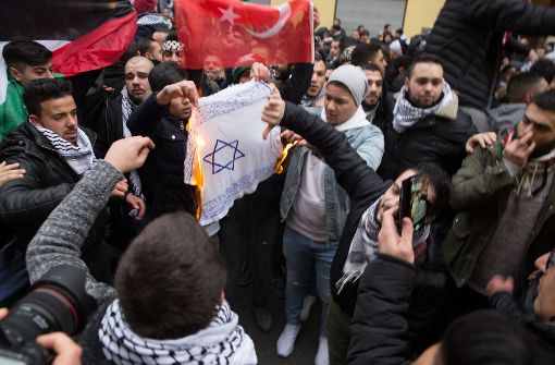 Demonstranten verbrennen eine selbst gemachte Israelflagge. Foto: Jüdisches Forum für Demokratie und gegen Antisemitismus e.V.