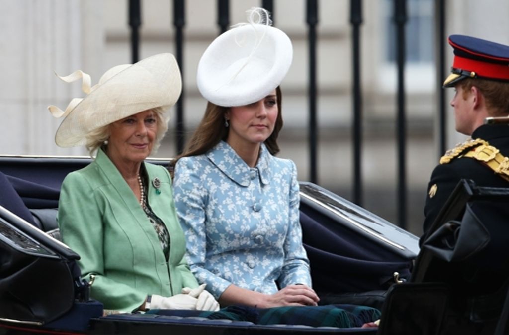 Neben Herzogin Kate sitzt Camilla (links), die Frau von Prinz Charles, in der Kutsche. Rechts ist Prinz Harry zu sehen.