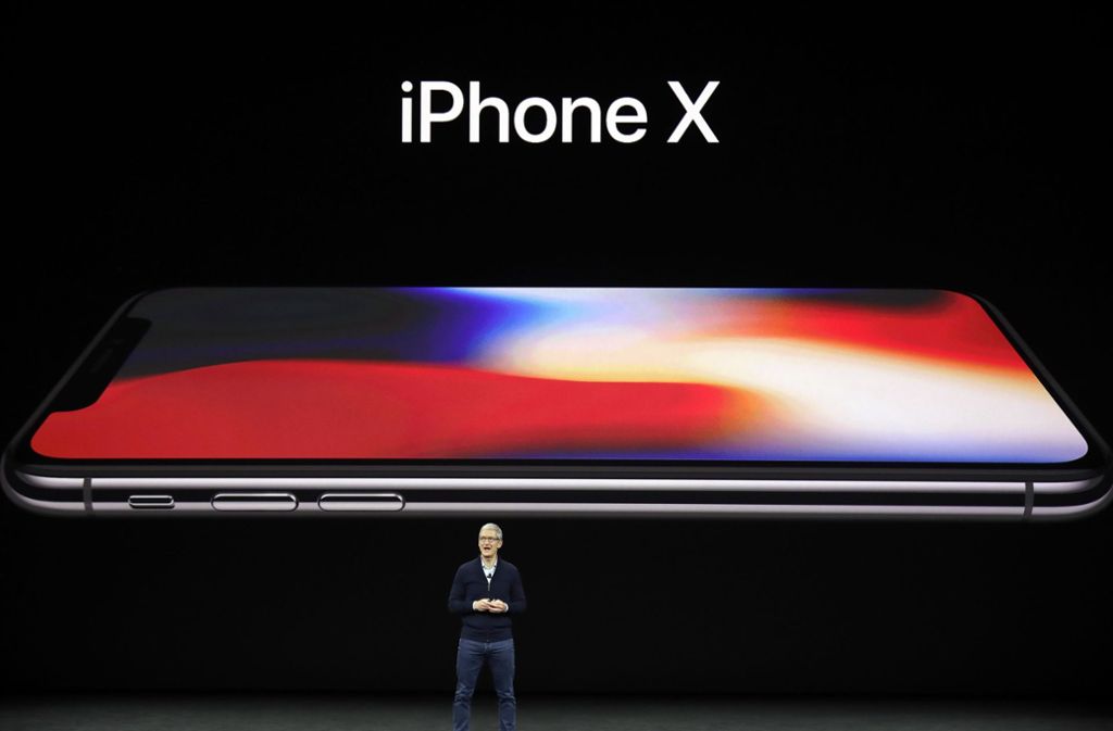 Richtig: Das X im iPhone X ist eigentlich eine römische Zehn. Mit dem neuen Gerät konnte der US-Technologieriese Apple sich endlich mal wieder als Innovator profilieren, auch wenn der Verzicht auf den Home-Button nicht bei allen Nutzern gut angekommen ist.