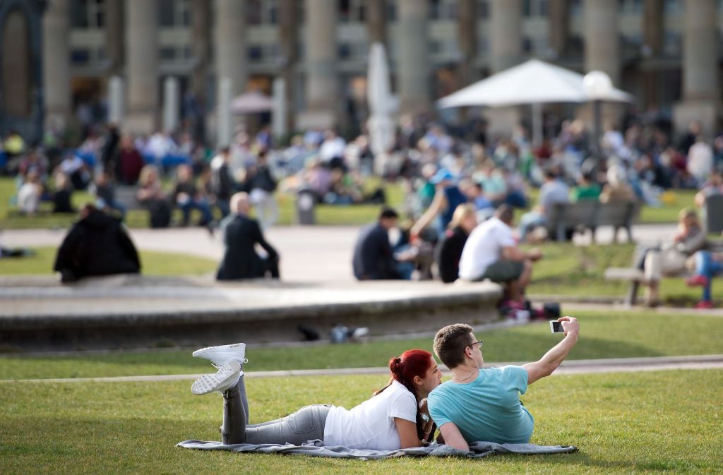 Selfie auf dem Schlossplatz und gleich als analoge Postkarte verschicken – dank diverser Apps kein Problem. In unserer Bildergalerie stellen wir praktische Apps für Paare vor.