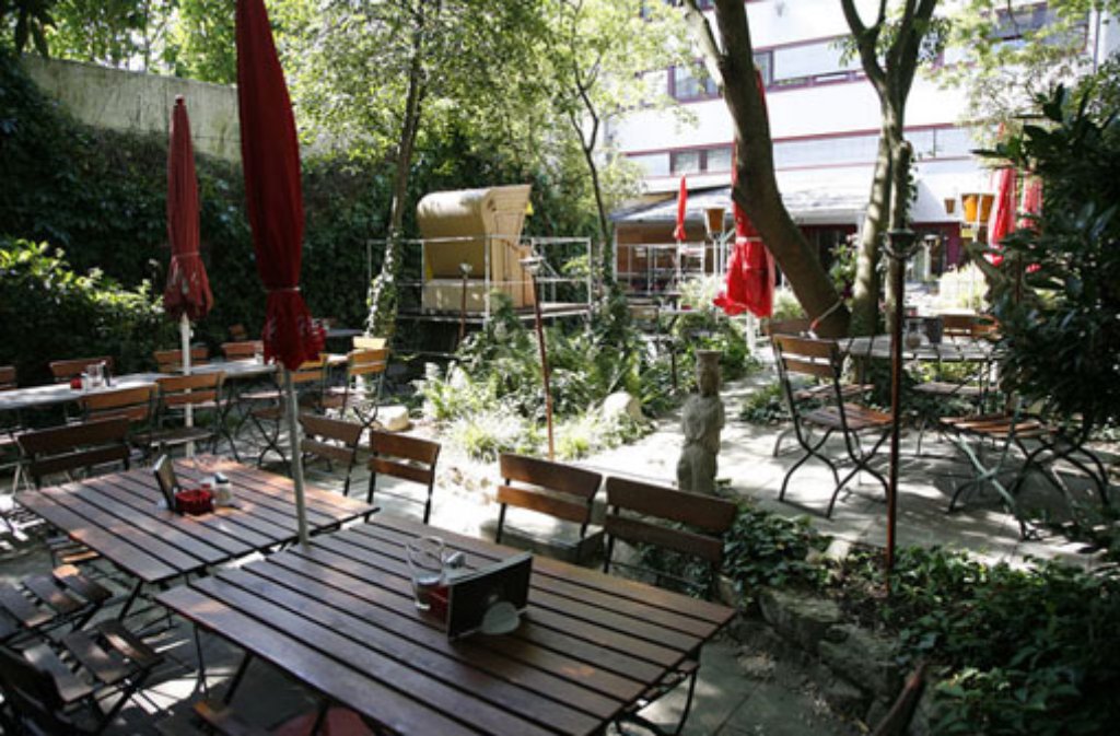 Im Lichtblick in der Reinsburgstraße 13 werden die Gäste im verträumten Garten mit großen und kleinen Gerichten von der abwechslungsreichen Karte verwöhnt.