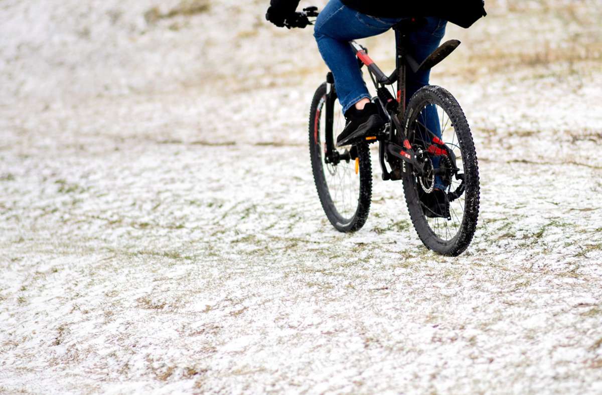 Manch einer wollte auch bei Schnee nicht aufs Zweirad verzichten.