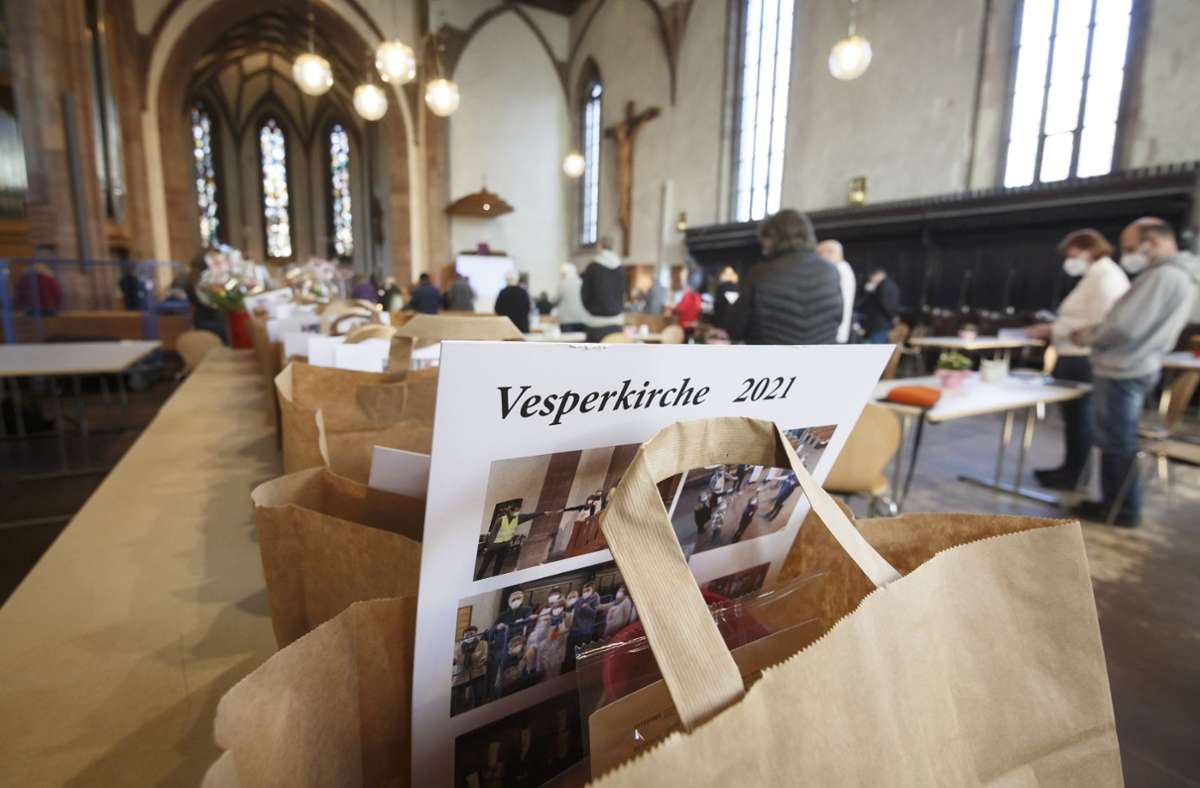 Zum letzten Mal in diesem Winter waren die Papiertüten mit Essen bestückt und in der Leonhardskirche zum Mitnehmen bereitgestellt. Foto: Lichtgut/Julian Rettig