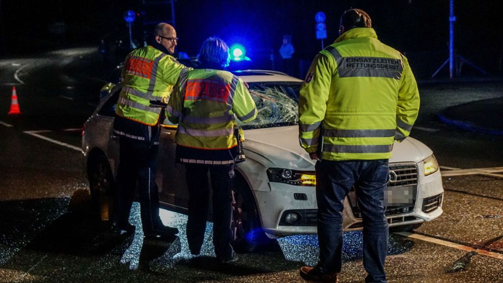 Denkendorf: 23-Jähriger wird von Auto erfasst und schwer verletzt