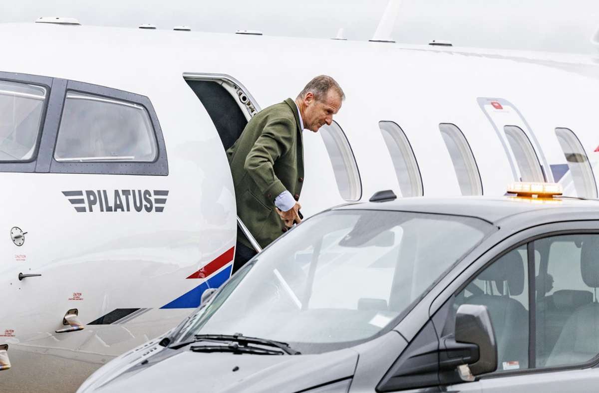 VW-Chef Herbert Diess steigt auf dem Flughafen Sylt aus einer Privatmaschine aus. Er ist ebenfalls Gast auf der Hochzeit.
