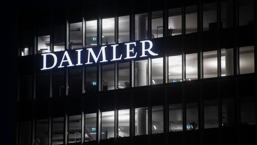  Autobauer Daimler und der Gesamtbetriebsrat des Konzerns haben sich auf die Eckpunkte beim Stellenabbau geeinigt. Bis 2022 sollen 10.000 Stellen gestrichen werden, ohne dass es betriebsbedingte Kündigungen gibt. 