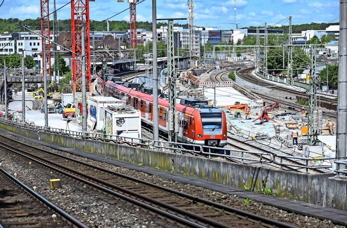 Am Bahnhof Feuerbach wird für S 21 kräftig gebaut. Wird dabei auch ein Zug nach Calw berücksichtigt? Foto: Lichtgut/Max Kovalenko