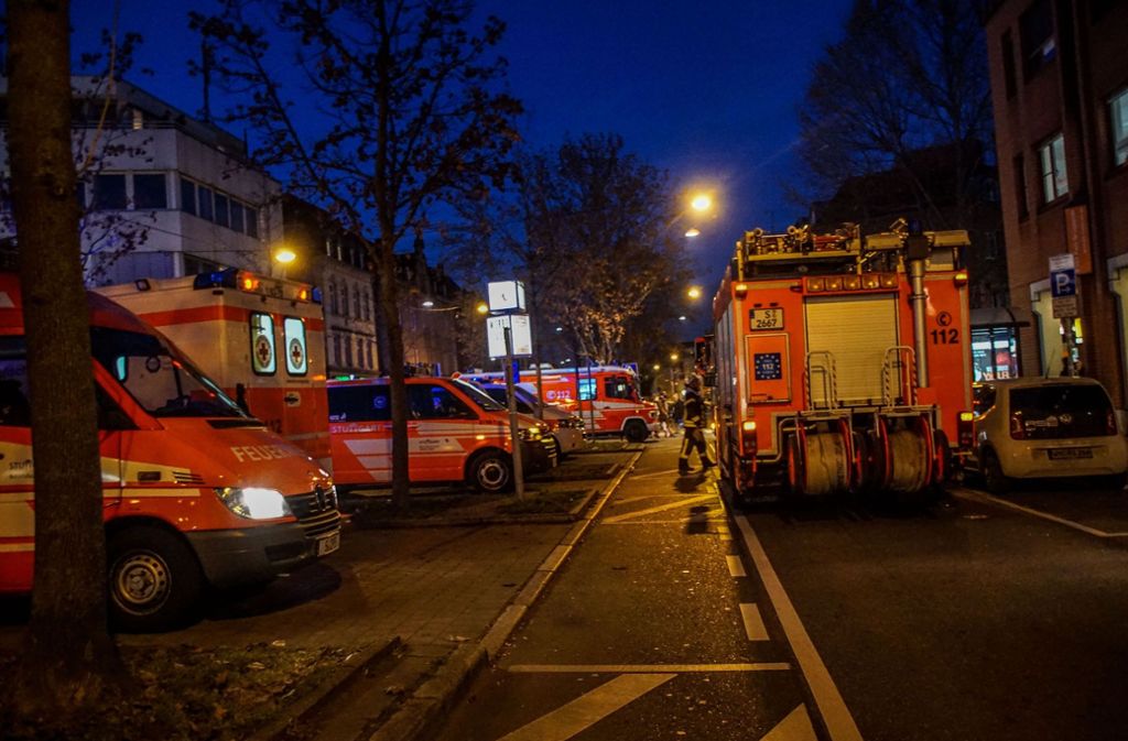 Die Polizei sperrte die Ostendstraße in Richtung Ostendplatz während der Evakuierung des Gebäudes ab.