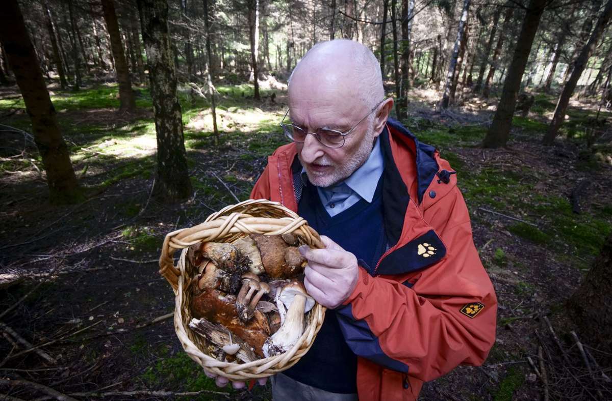 Reinhard Lieske zeigt das Ergebnis der Sammlung im Warmbronner Wald.