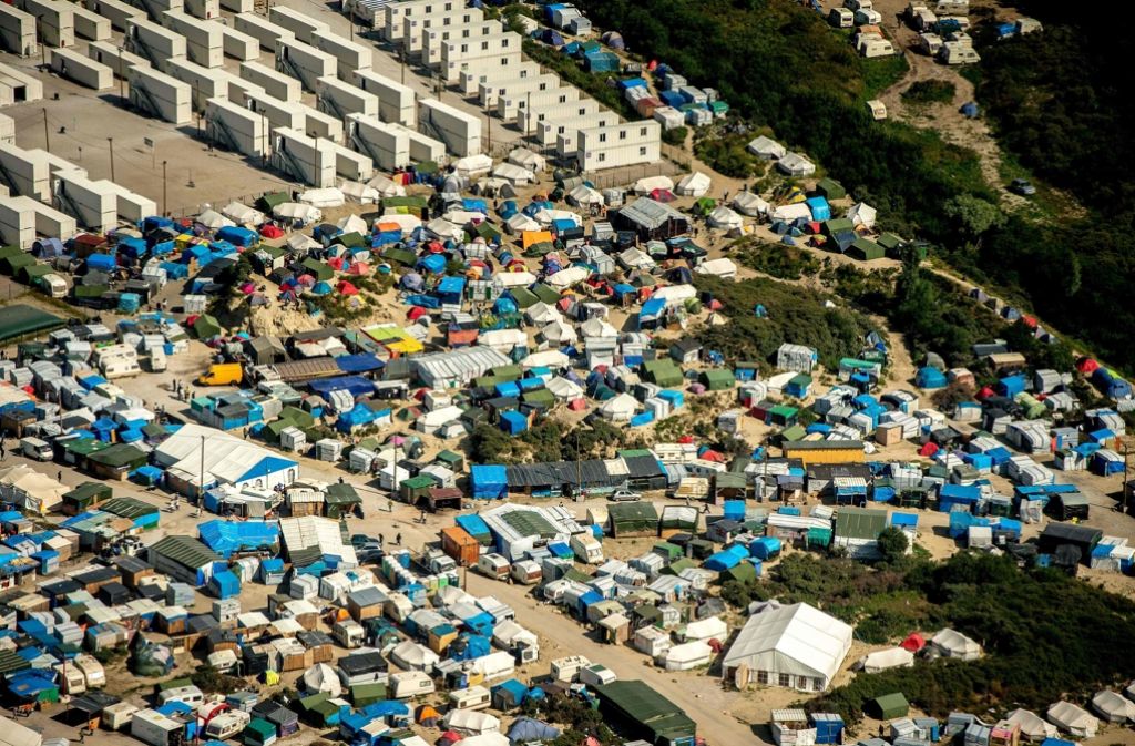 Der „Dschungel“ von Calais aus der Vogelperspektive. Im Hintergrund der „offizielle“ Teil des illegalen Flüchtlingslagers. Foto: AFP