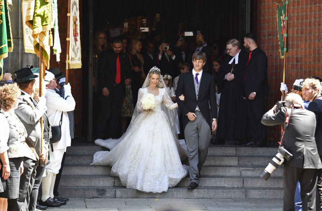 Die russische Braut ist von Haus aus Designerin, ihr Kleid stammt von einer Freundin, der libanesischen Designerin Sandra Mansour.