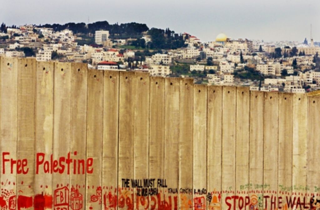 Als Sperranlagen bezeichnet man eine 759 Kilometer lange Mauer entlang der Grenzlinie zwischen Israel und dem Westjordanland. Die Absperrung verläuft zum überwiegenden Teil auf dem Territorium des Westjordanlandes. Mit einem ersten Bauabschnitt wurde am 16. Juni 2002 begonnen.