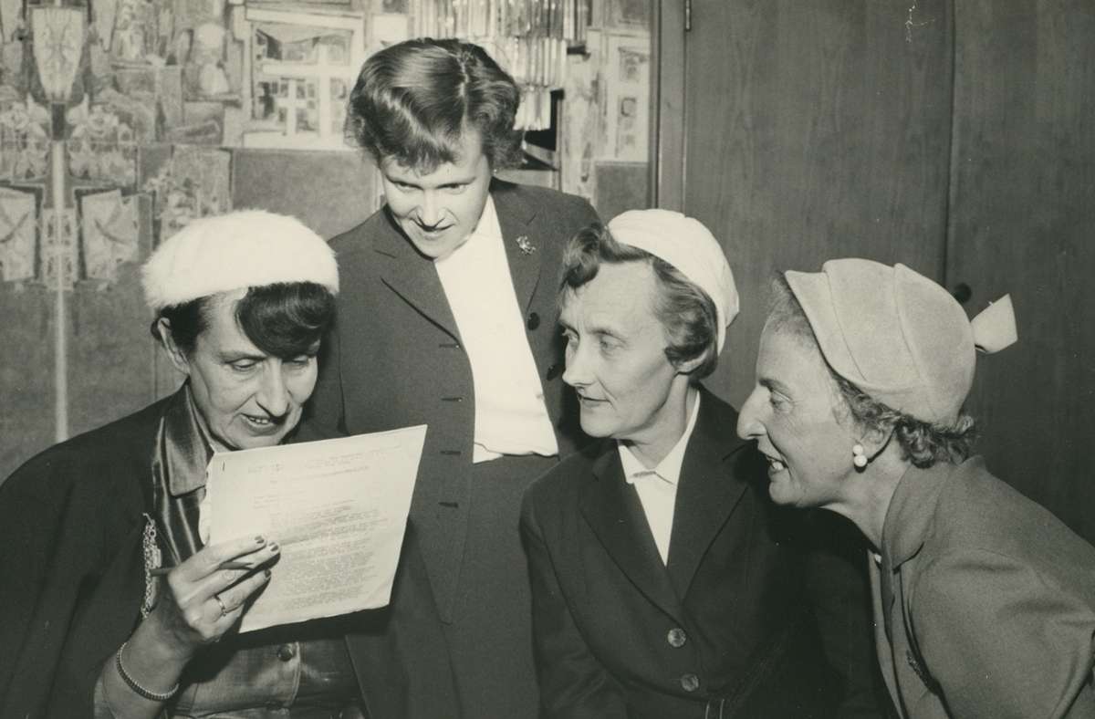 Jella Lepman (links) mit Astrid Lindgren (2. v. rechts) auf dem Kongress des International Board on Books for young People am 1. 1. 1956 in  Stockholm. Foto: dpa/Familie Lepman-Mortara