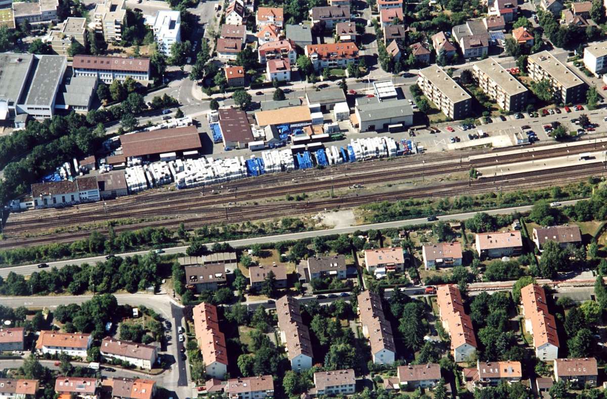 Diese Luftaufnahme zeigt das Korntaler Bahnhofsareal um das Jahr 2002 herum.