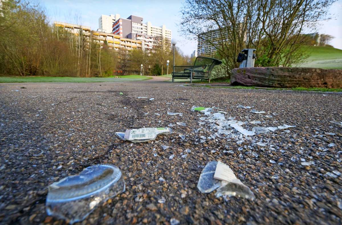 Glassplitter auf Gehwegen: Im Leonberger Stadtpark leider kein Einzelfall. Der Vollzugsdienst kämpft dagegen an. Foto: Simon Granville