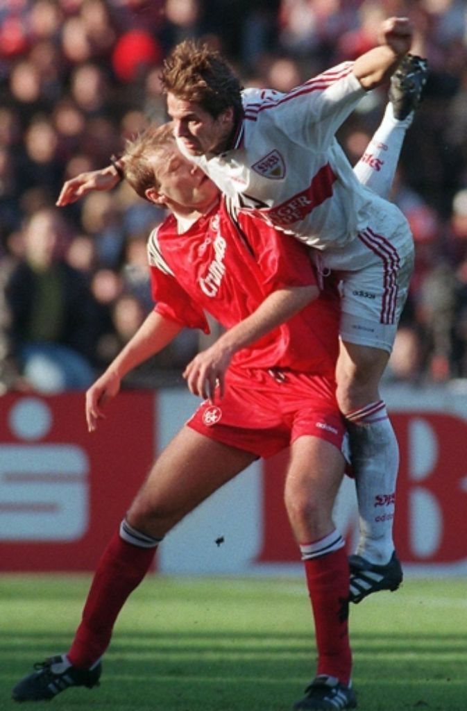 Es folgen zahlreiche Einsätze für den VfB Stuttgart, wie hier im Jahr 1998 gegen Kaiserslautern, ...