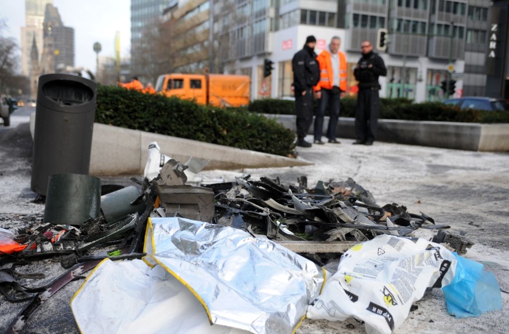 1. Februar 2016: Fahrzeugteile liegen in Berlin nach einem illegalen Autorennen in der Tauentzienstraße. Bei dem illegalen Autorennen ist ein Fahrer ums Leben gekommen. Drei weitere Autoinsassen wurden schwer verletzt.