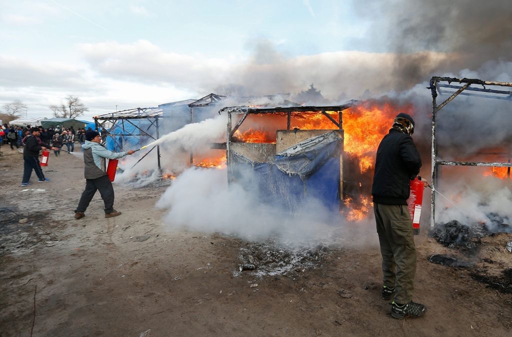Auch nach einer Teilräumung leben in dem nordfranzösischen Lager noch mehrere Tausend Menschen unter teils miserablen Bedingungen.