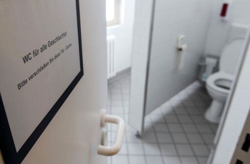 In mehreren Grundschulen in Bayern könnte es schon bald eine dritte Toilette geben. Foto: dpa