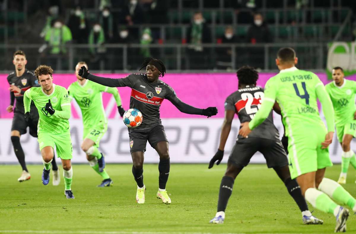 Wichtiger Dreier: Tanguy Coulibaly und der VfB gewinnen in der Vorrunde mit 2:0 in Wolfsburg. Ende April könnte es an Spieltag 32 in Stuttgart bereits um alles oder nichts gehen gegen die Wölfe.