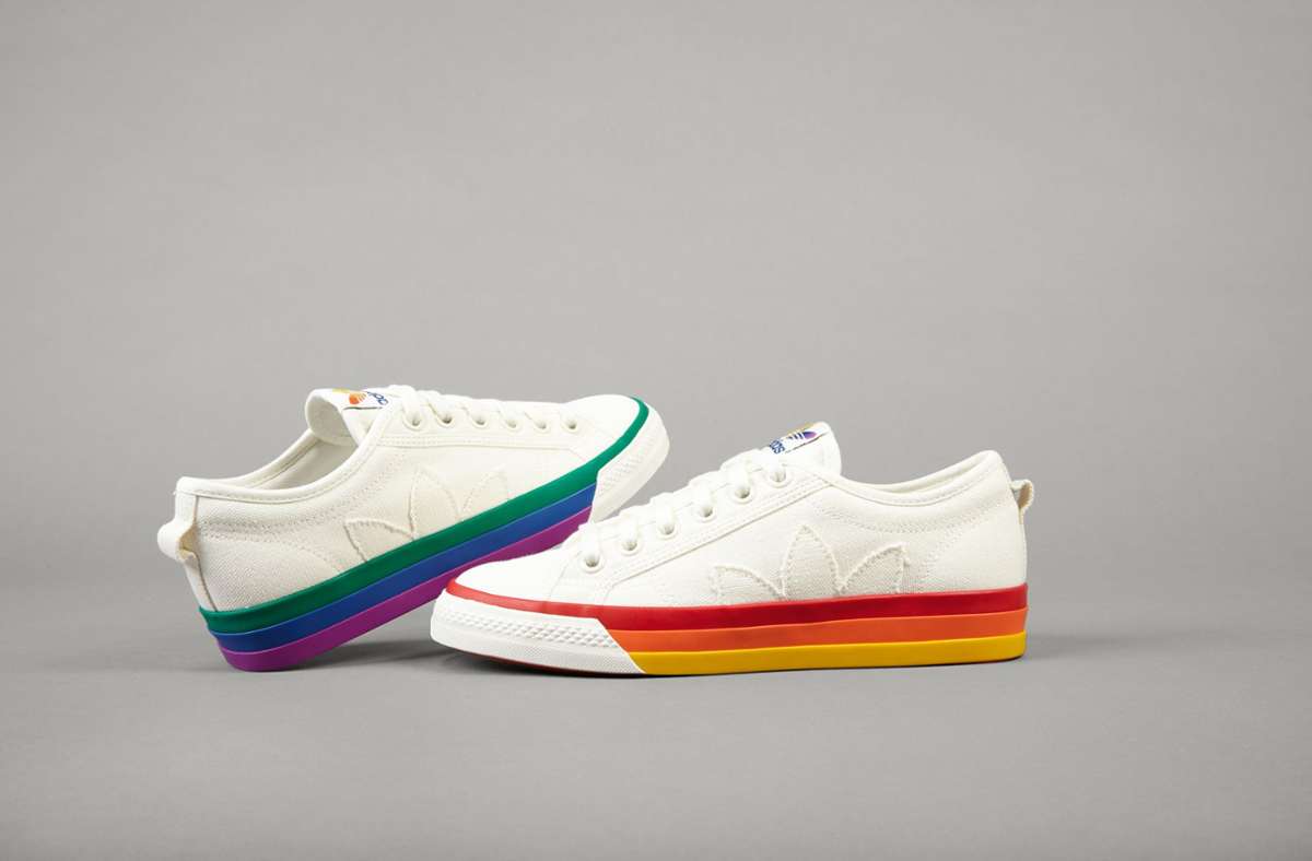 Der Schuh als politischer Botschafter: zum Beispiel Sneaker der Marke Adidas in Regenbogenfarben. Das Modell heißt „Nizza Pride“ und wurde 2019 zum 50-Jahr-Jubiläum der New Yorker Stonewall-Aufstände aufgelegt, bei denen Schwule für ihre Rechte demonstriert hatten.
