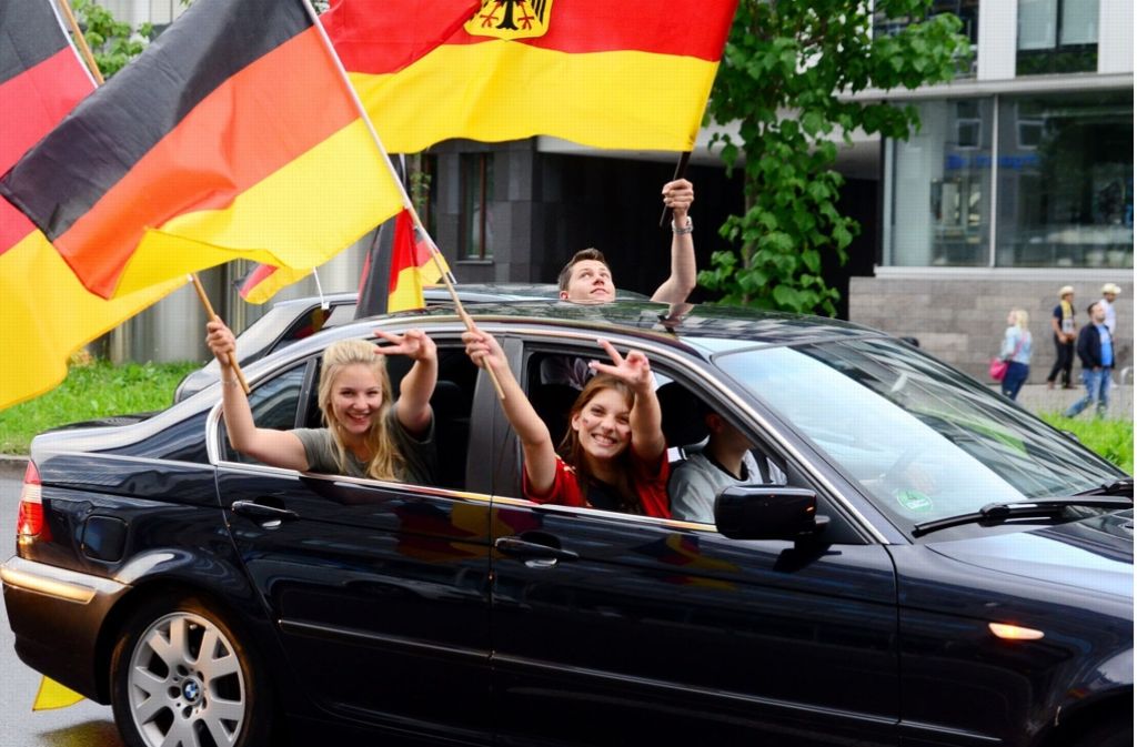 Schwarz-rot-goldene Flaggen, vollbesetzte Autos, ein dröhnendes Hupkonzert – und fertig ist der Autokorso durch die Stuttgarter Innenstadt.