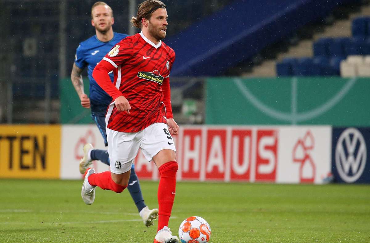 Hoffenheims Kevin Vogt schaut zu, wie der Freiburger Luca Höler wegzieht. Foto: Pressefoto Baumann/Julia Rahn