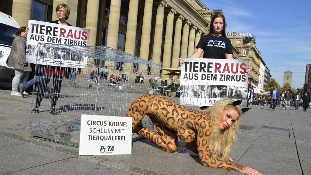 Peta-Demo in Stuttgart: Playmate Ramona Bernhard kämpft gegen Wildtierhaltung