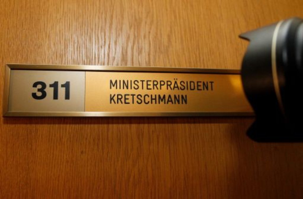 In Stuttgart ist man fix: Bereits kurz nach der Wahl kündet ein Türschild mit der Aufschrift "Ministerpräsident Kretschmann" von den neuen Machtverhältnissen im Land.