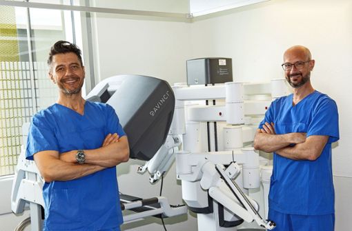 Technik-Team für Männer: Die Urologie-Chefärzte Dr. Dusan Dimitrijevic und Dr. Stefan Strepp mit ihrem  „Kollegen“ Da Vinci. Foto: Rems-Murr-Kliniken