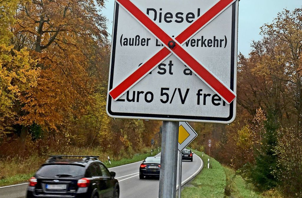 Die ersten Schilder zum Fahrverbot stehen, und die Stadt berät zu Ausnahmen. Foto: K. Schwarz