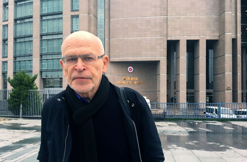 Enthüllungsjournalist Günter Wallraff steht am Montag vor dem zentralen Justizgebäude Caglayan in Istanbul, wo der Prozess gegen die deutsche Journalistin Mesale Tolu fortgesetzt wird. Wallraff nimmt als Prozessbeobachter teil.