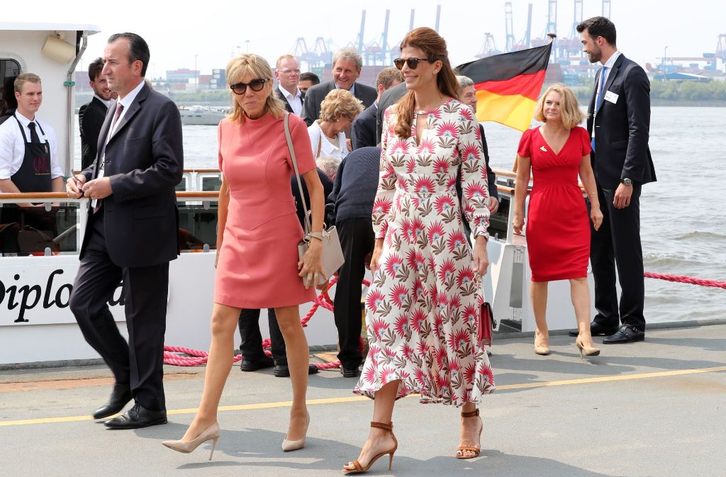 Brigitte Trogneux (2.v.l.) und Julia Awada, Frau des Staatspräsident von Argentinien im Vordergrund, dahinter im roten Kleid Lucy Turnbull, Frau des Premierminister von Australien, verlassen das Ausflugsschiff.