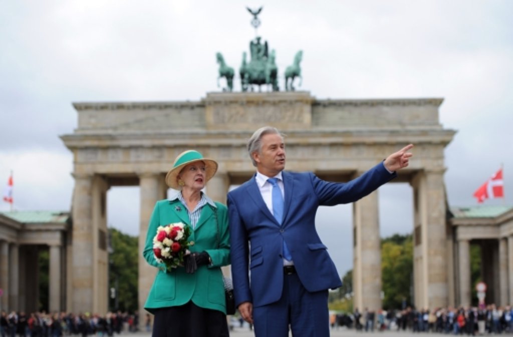Die dänische Königin Margrethe II. machte mit Bürgermeister Klaus Wowereit einen Spaziergang zum Brandenburger Tor.  Foto: dpa