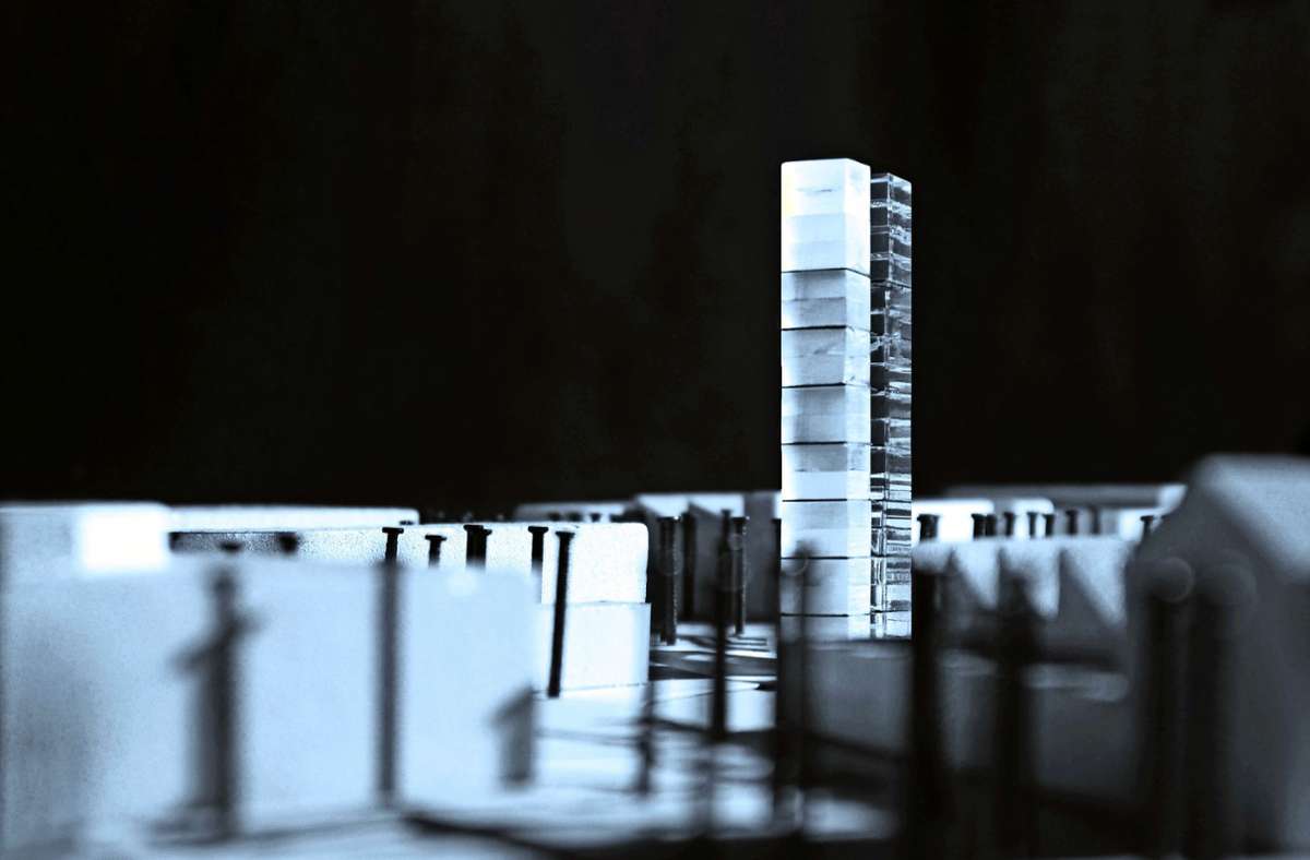 Das Modell zeigt das adaptive Hochhaus samt externem Treppenturm. Die Gestaltung der Fassaden wird von  2021 an erarbeitet. Foto: Gabriele Metzger, Ilek