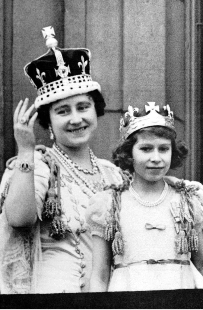 Ihr Vater König George VI. wird im Jahr 1937 gekrönt. Dieses Bild zeigt Elizabeth zusammen mit ihrer Mutter. George dankt am 11. Dezember 1936 ab. Damit ist Prinzessin Elizabeth Thronfolgerin.