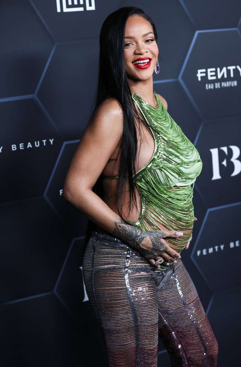 Statt in sackige Umstandsmode hat sich Rihanna im vergangenen Jahr in bauchfreie Tops geworfen und öffentlich ihre Schwangerschaft zelebriert. Im Mai war die Sängerin im spitzenbesetzten Bodysuit auf dem Cover der US-Vogue zu sehen.