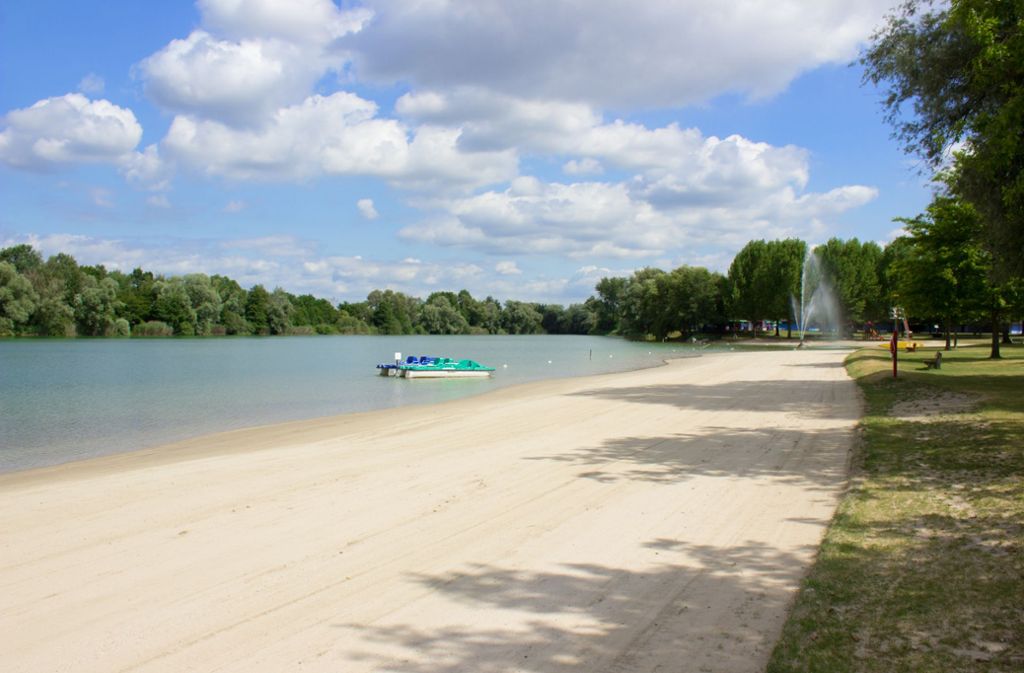 Dolce Vita in Baden-Württemberg: Beim Badesee Buchtzig in Ettlingen lädt ein schöner Strand zum Spazieren ein.