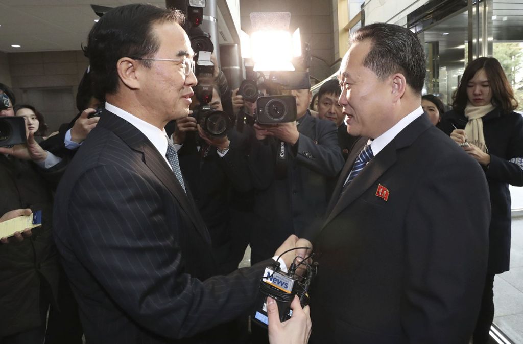 Südkoreas Vereinigungsminister und Delegationsleiter Cho Myoung Gyon (links) und sein nordkoreanischer Amtskollege Ri Son Gwon geben sich in Panmunjom, Südkorea, die Hand. Foto: KOREA POOL via Yonhap/AP