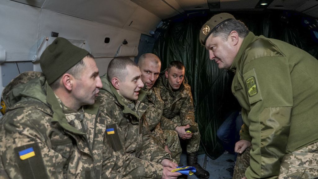  Erstmals seit über einem Jahr haben die ukrainische Regierung und die prorussischen Rebellen im Osten des Landes Gefangene ausgetauscht. Doch eine Annäherung sehen Beobachter nicht kommen – und an der Front werden bereits neue Gefangene gemacht. 