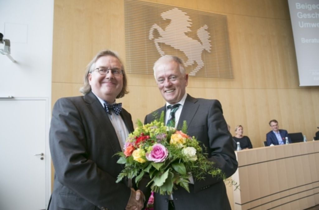 Von Oberbürgermeister Fritz Kuhn (rechts) gab es für den neuen Bau- und Umweltbürgermeister Peter Pätzold einen Blumenstrauß. Foto: Lichtgut/Leif Piechowski