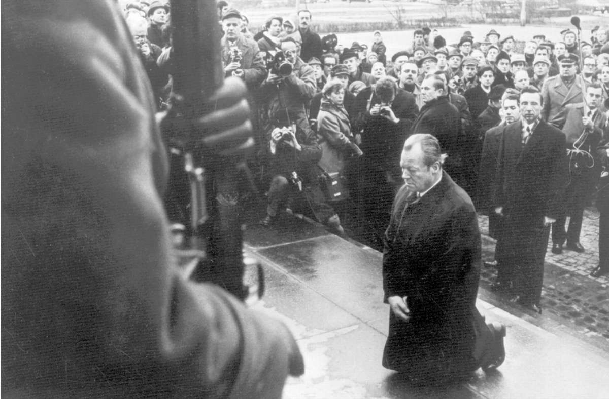 Bundeskanzler Willy Brandt kniet am 7. Dezember 1970 vor dem Mahnmal im einstigen jüdischen Ghetto in Warschau, das den Helden des Aufstandes vom April 1943 gewidmet ist.
