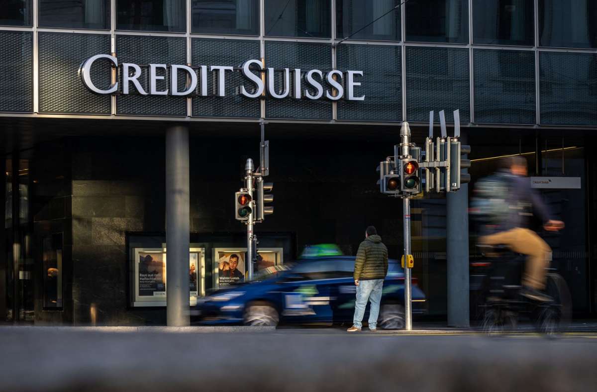 Ganz abgehakt haben Anleger die Rettung der Bank Credit Suisse noch nicht. Foto: AFP/FABRICE COFFRINI