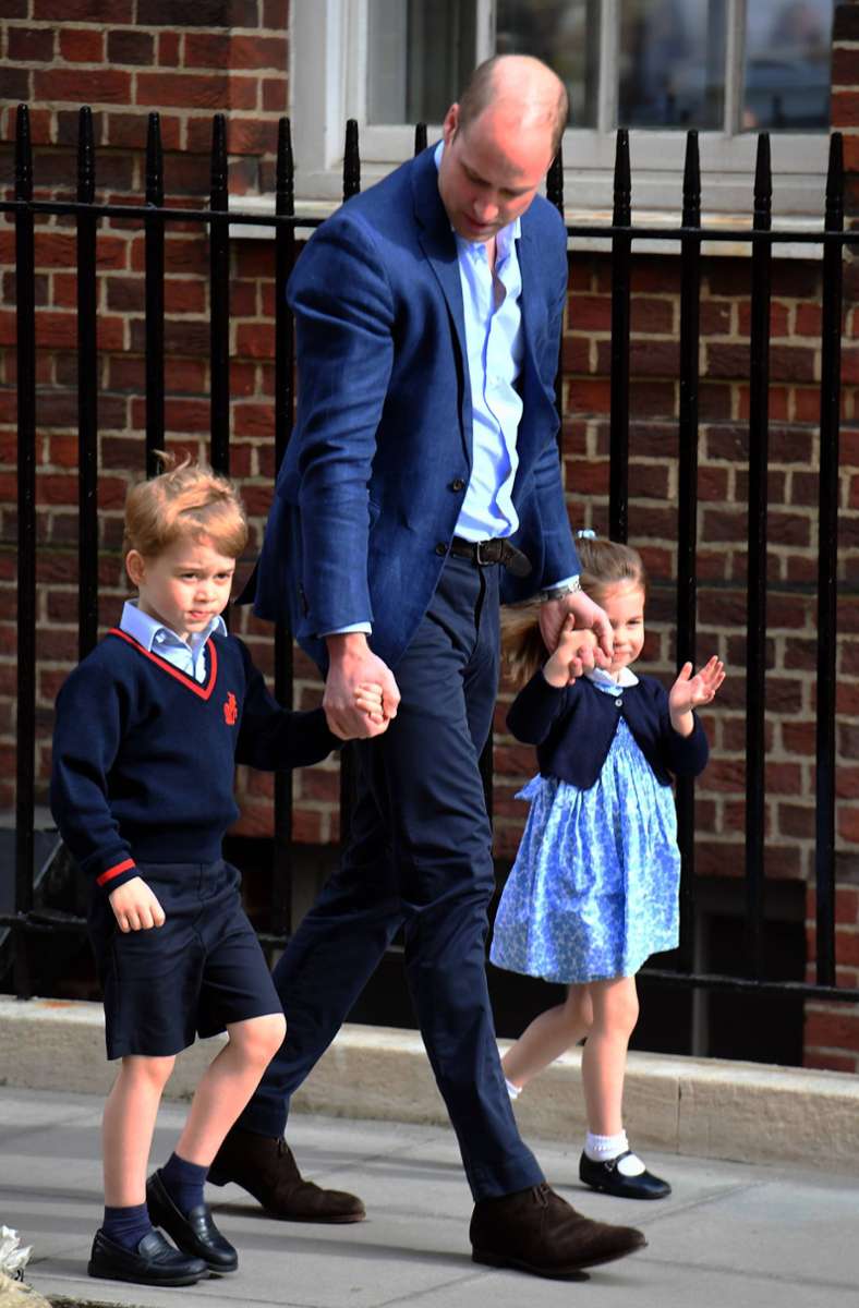 Mit Hellblau macht man selten etwas falsch: Ob als Kleid oder Herrenhemd. Hier besuchen William, George und Charlotte Herzogin Kate und den frischgeborenen Louis im Krankenhaus.