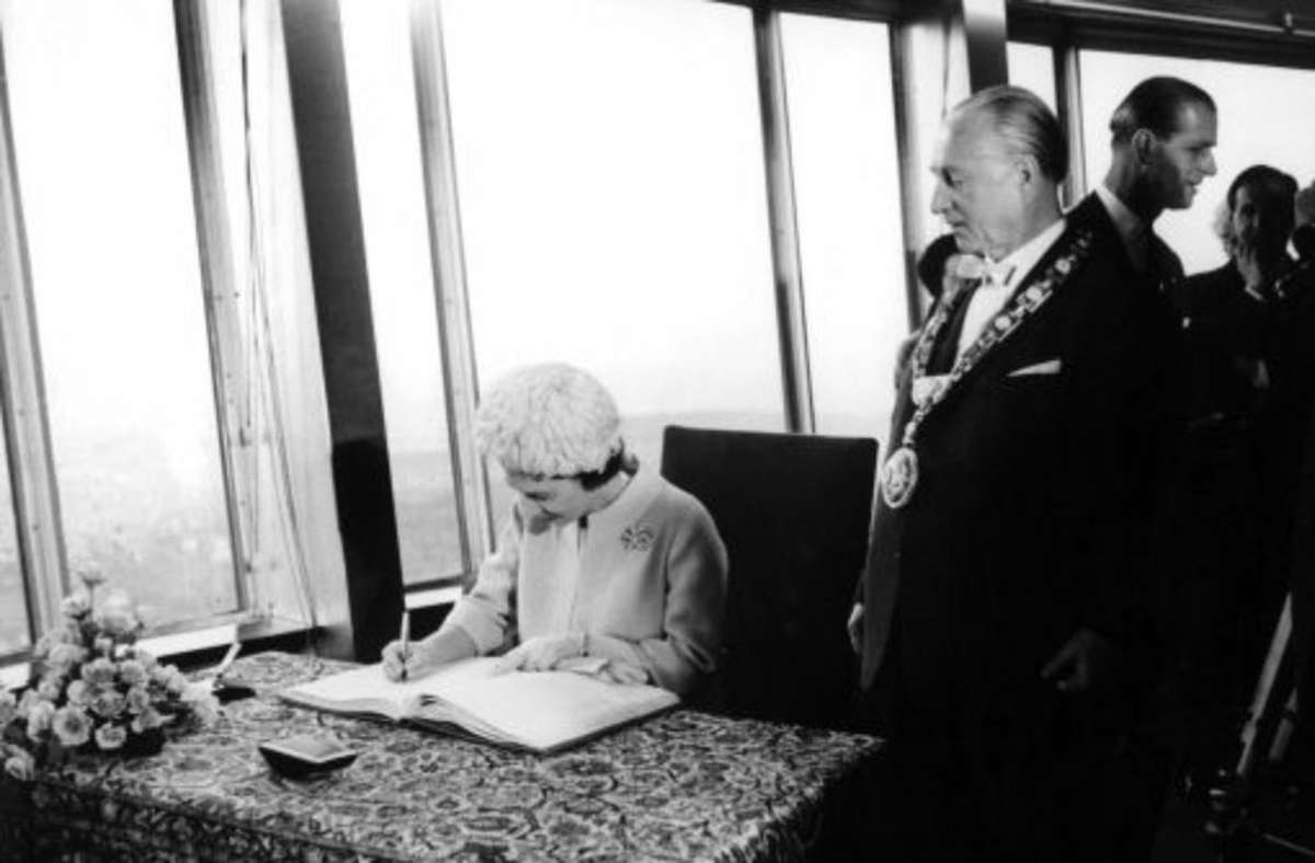 OB Arnulf Klett im Jahr 1965 mit der jungen britischen Königin Elizabeth II. auf dem Fernsehturm.