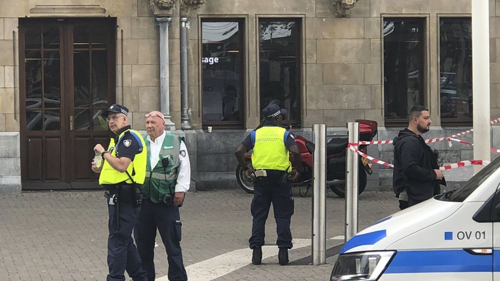  Die Polizei geht nach dem Angriff auf zwei US-Touristen am Amsterdamer Hauptbahnhof von einem Terrorakt aus. Der festgenommene Afghane soll aus Deutschland angereist sein. 